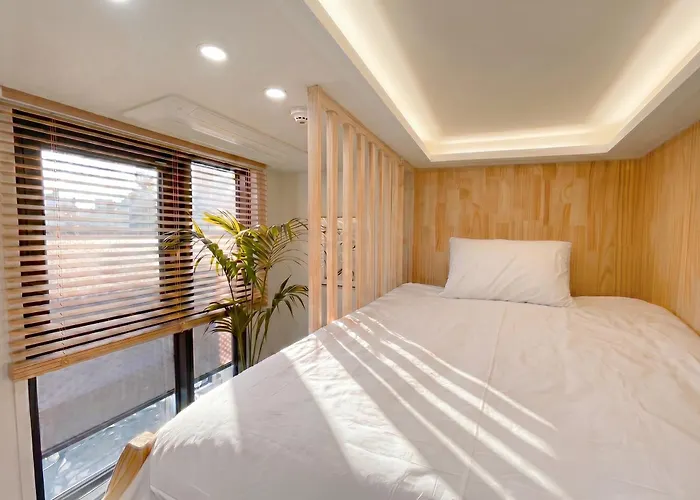 Prana Full-service In Gangnam 5 Min Metro アパート